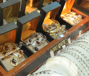 Giới kinh doanh vàng tiếp tục lấy lý do nguồn cung vàng hạn hẹp và nhu cầu mua vào cao của giới đầu tư để giữ giá vàng trong nước giảm chậm hơn giá vàng thế giới - Ảnh: Quang Liên.