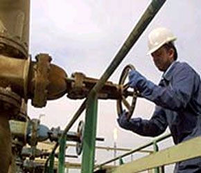 Bài học từ lịch sử cho thấy giá dầu cao đồng nghĩa với suy thoái kinh tế, rối ren xã hội, và xung đột leo thang trong phạm vi từng quốc gia đến khu vực và thế giới.