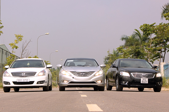 Nissan Teana, Toyota Camry và Hyundai Sonata là 3 mẫu xe tiêu biểu nằm trong phân khúc sedan hạng trung cao cấp tại thị trường Việt Nam - Ảnh: Bobi.