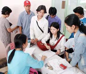 Nộp hồ sơ thi đại học - Ảnh: TN.