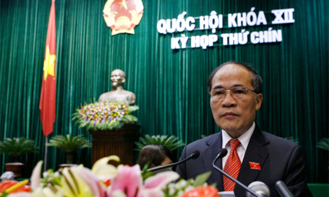 Phó thủ tướng Chính phủ Nguyễn Sinh Hùng trình bày báo cáo trước Quốc hội - Ảnh: CTV.