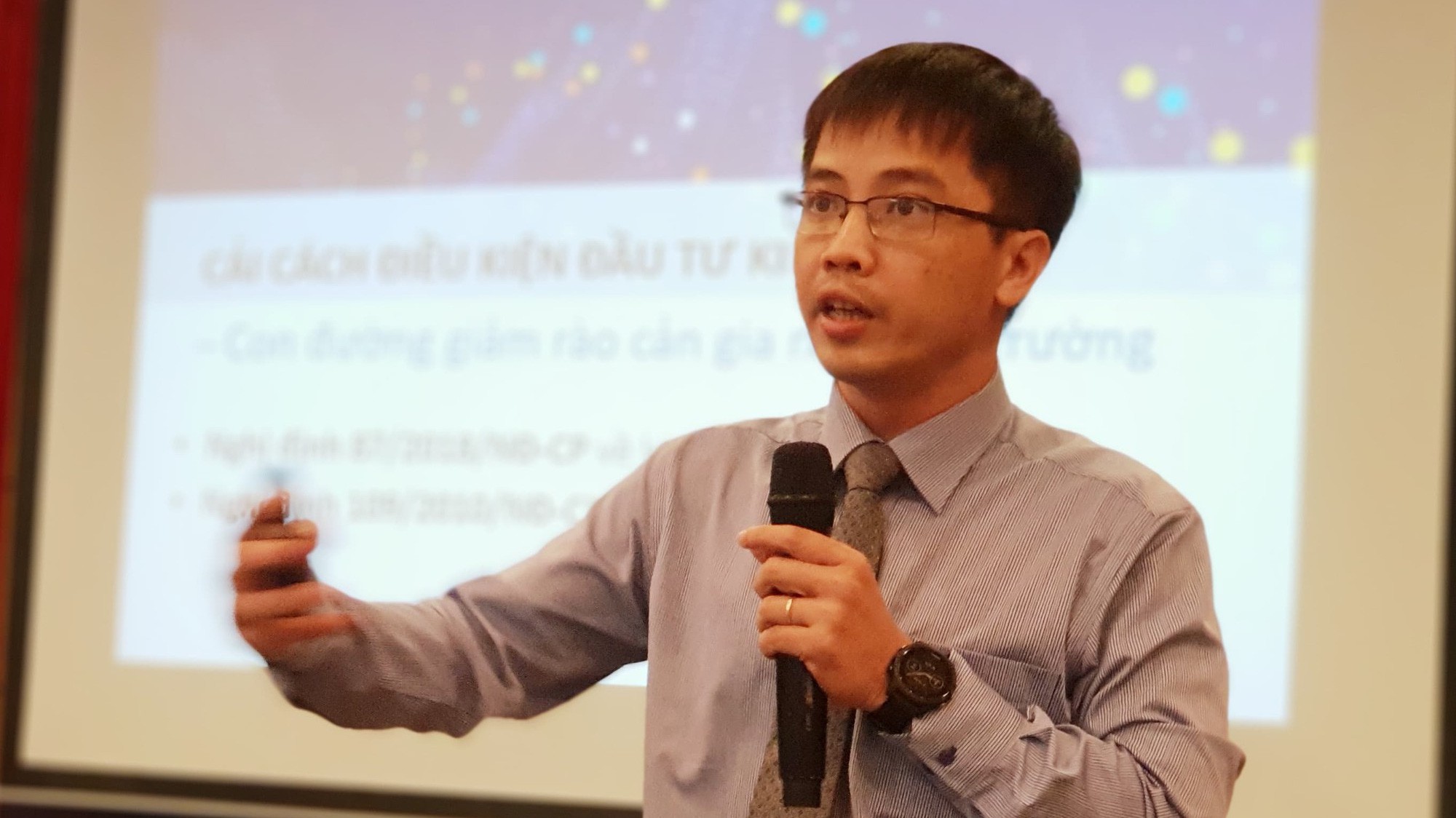 Trưởng ban Pháp chế VCCI Đậu Anh Tuấn trình bày khái quát  những mảng sáng - tối trong bức tranh pháo luật kinh doanh 6 tháng đầu năm 2018