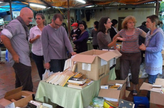 Khách hàng cũng như người bán hàng của chợ chủ yếu là người nước ngoài định cư tại Việt Nam - Ảnh: ANTĐ.