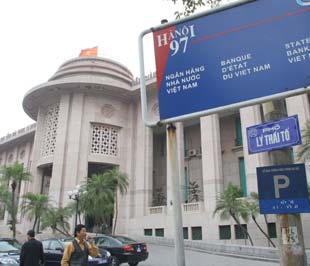 Phía trước trụ sở Ngân hàng Nhà nước.