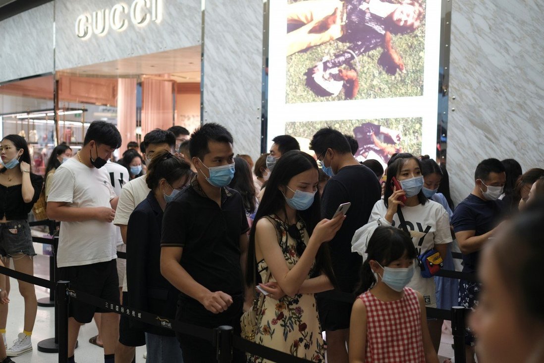 Cảnh xếp hàng mua sắm tại một cửa hàng xa xỉ trong một trung tâm thương mại tại Trung Quốc - Ảnh: Reuters