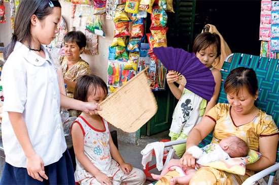 Thiếu điện, cuộc sống của người dân mùa nóng sẽ thêm phần khó khăn - Ảnh: Hồng Thái.
