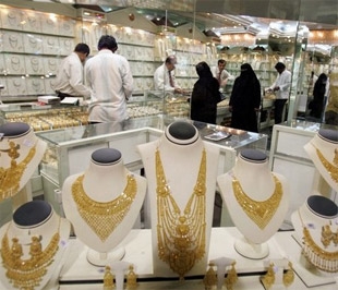 Một gian hàng trang sức tại Dubai. Trong phiên giao dịch hôm qua, giá vàng giao ngay thế giới đã có lúc rớt về mức 845 USD/oz do đồng USD phục hồi mạnh, nhưng sau đó lại đảo chiều tăng khi thị trường Mỹ mở cửa trở lại sau ngày nghỉ lễ - Ảnh: Reuters.