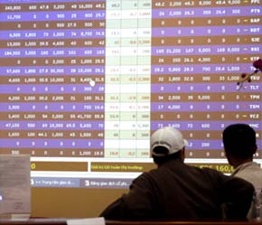 Quan điểm của Ngân hàng Nhà nước là thực hiện nghiêm Chỉ thị 03; trong thời gian tới, hạn mức 3% tổng dư nợ vẫn được duy trì và không khuyến khích hoạt động cho vay này - Ảnh: Việt Tuấn.