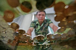 Anh Uông phải nhặt từng đồng trên mặt đất - Ảnh: Crn.