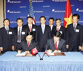 Lễ ký hợp tác giữa Sở Giao dịch Chứng khoán New York và Trung tâm Giao dịch Chứng khoán Hà Nội - Ảnh: TTXVN.