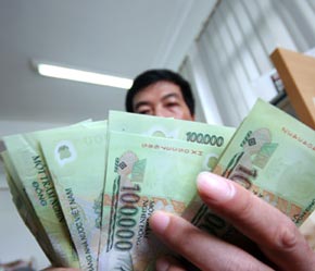 Có lẽ nhờ việc mua vào ngoại tệ mà trong những ngày đầu tháng 6/2007, tỷ giá đồng Việt Nam so với đồng Đôla đã tăng trở lại lên mức trên 16.100, thay vì chỉ quanh con số 16.000 như thời gian trước - Ảnh: Việt Tuấn.