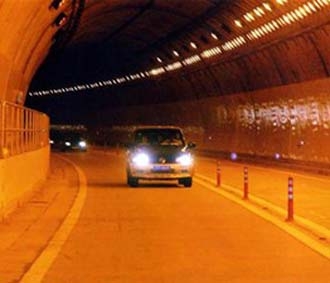 Đường hầm qua đèo Hải Vân - một trong những công trình sử dụng vốn ODA tại Việt Nam.