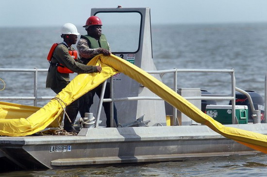 Công nhân đang thả phao chặn dầu loang trên Vịnh Mexico - Ảnh: Getty.