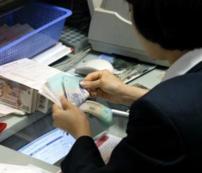 So với thời điểm đầu năm, tỷ giá của các ngân hàng thương mại đã tăng khoảng 0,98%, sát với mức 1% mà Ngân hàng Nhà nước dự kiến cho cả năm nay - Ảnh: Việt Tuấn.