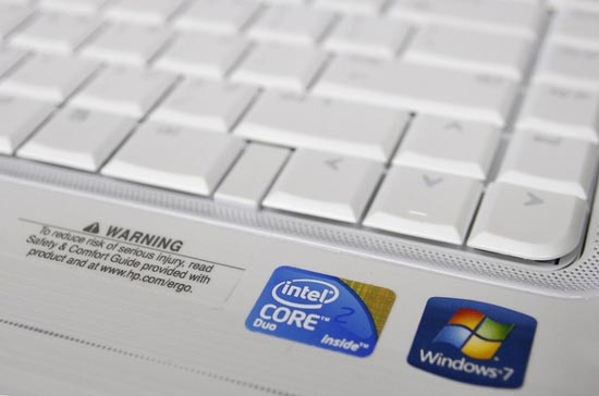 Theo đơn kiện này, Intel đã thuyết phục các hãng máy tính sử dụng bộ vi xử lý của Intel, đổi lại sẽ nhận được hàng tỷ USD tiền "lại quả" - Ảnh: Reuters.