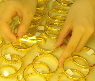 Giới kinh doanh vàng cho biết, dù nguồn cung vàng vẫn còn khan hiếm, nhưng lực cầu không đủ mạnh đã khiến giá vàng trong nước về chung mặt bằng với giá thế giới - Ảnh: Quang Liên.