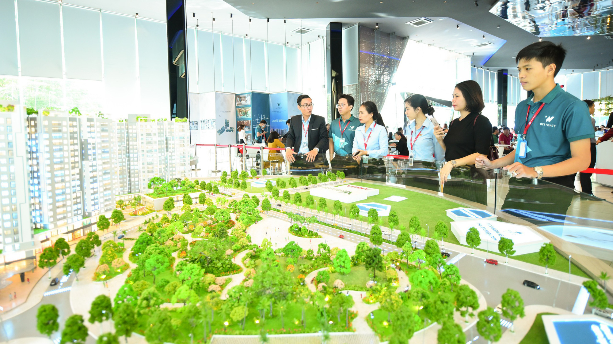 Đông đảo khách hàng đến tham quan, trải nghiệm căn hộ mẫu Westgate.