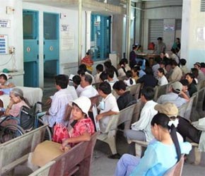 Bệnh nhân chờ khám tại Bệnh viện Bình Dân.