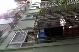 Nhiều hộ gia đình sống trong căn hộ chung cư mini đang có cảm giác mang gia tài đi đánh bạc.