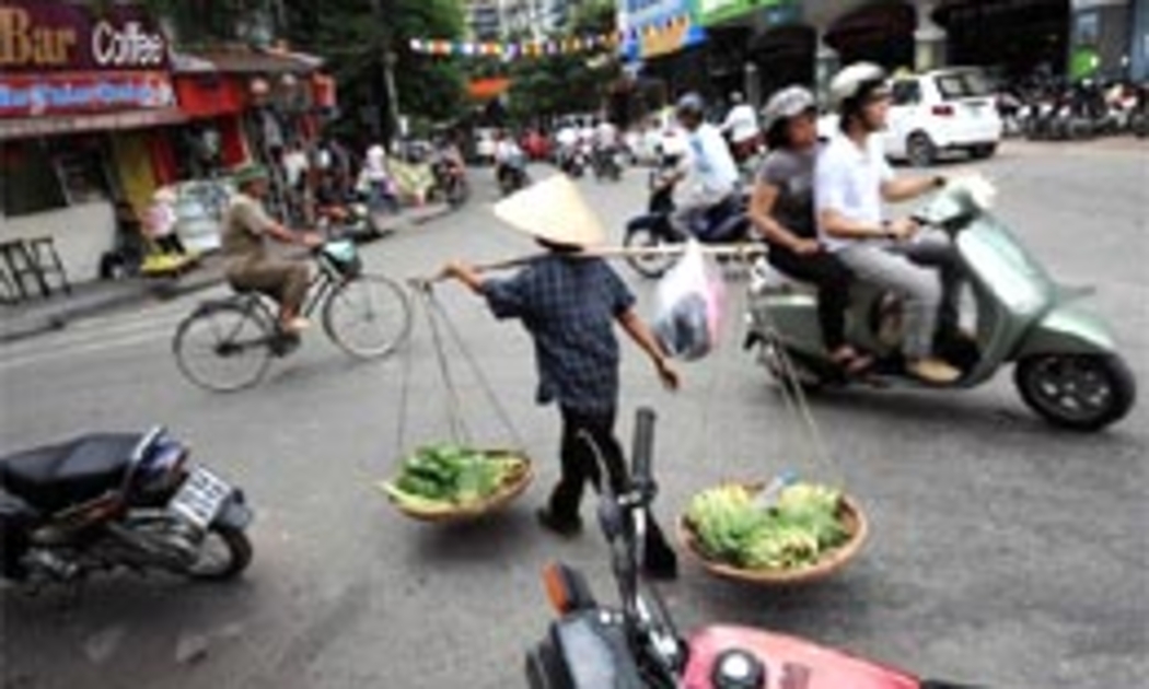 Cảnh nhộn nhịp ở một góc khu phố cổ Hà Nội - Ảnh: Getty Images.