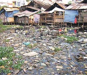 Một con kênh rác tại Tp.HCM - Ảnh: TT.