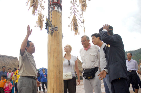 Du khách tham gia các tour du lịch do Victoria Hoi An tổ chức.