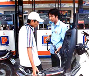 Người tiêu dùng đang trông chờ giảm giá xăng.