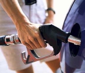 Ngày 13/8, Chính phủ đã nhất trí việc đề nghị giảm giá bán lẻ các mặt hàng xăng 500 đồng/lít.