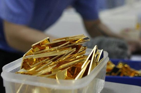 Lúc 9h45 sáng nay, tại thị trường trong nước, giá vàng miếng các thương hiệu chỉ còn 25,90 triệu đồng/lượng (mua vào) và quanh 26 triệu đồng/lượng (bán ra) - Ảnh: Reuters.