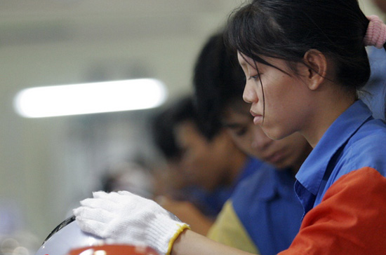 Doanh nghiệp khó tuyển lao động chủ yếu thuộc những ngành có mức thu nhập thấp - Ảnh: Việt Tuấn.