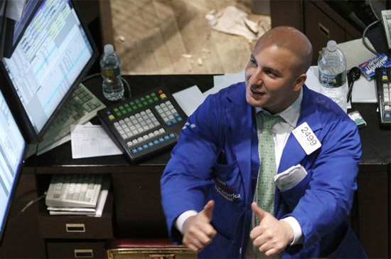 Với phiên tăng điểm này, Dow Jones lại một lần nữa trong tháng 10 tiến sát ngưỡng 10.100 điểm, còn S&P 500 cũng lên ngưỡng cao nhất trong năm 2009 - Ảnh: Reuters.