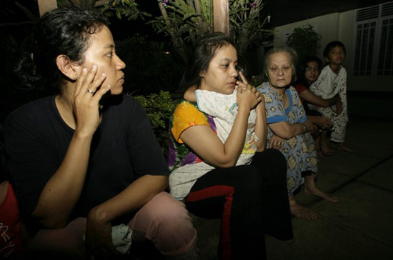 Nhiều người dân tỏ ra hoảng loạn - Ảnh: Reuters.