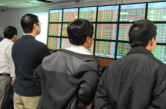 Với hai phiên liên tiếp giằng co và không có đột biến đáng kể, tâm lý nhiều nhà đầu tư hẳn không mấy vội vàng - Ảnh: Quang Liên.