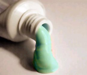 DEG là loại hóa chất có hại cho sức khỏe con người, nhất là với trẻ em và những người bị bệnh thận hoặc bệnh gan.