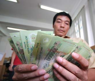 Hiện lãi suất huy động VND kỳ hạn 12 tháng của hầu hết các ngân hàng đều đã lên mức 9,6%/năm; một số trường hợp vọt tới 10% - Ảnh: Việt Tuấn.