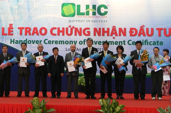 Lễ trao chứng nhận đầu tư cho 12 doanh nghiệp Nhật Bản.