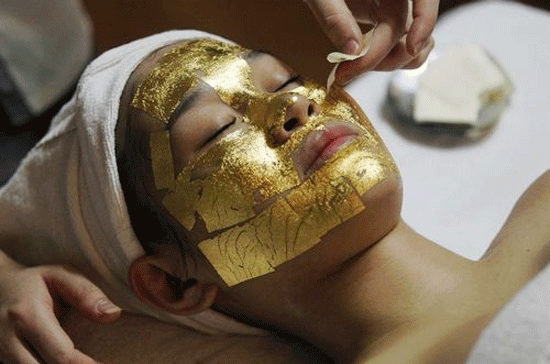 Vàng được xem là một lựa chọn đầu tư hàng đầu của nhiều người Việt Nam để chống lại lạm phát cao, thị trường chứng khoán xuống dốc và sự mất giá của VND.