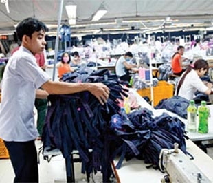  Cạnh tranh chủ yếu là thâm dụng lao động khó tạo ra lợi thế trong giai đoạn tới - Ảnh: L.Q.N.