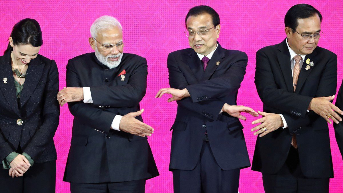 Thủ tướng Trung Quốc Lý Khắc Cường (thứ hai bên phải) cùng các nguyên thủ quốc gia khác tại Hội nghị Thượng đỉnh RCEP tại Bangkok tháng 11/2019 - Ảnh: Reuters