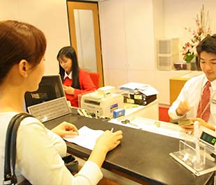 Lãi suất huy động giảm là cơ sở để các ngân hàng xem xét giảm lãi suất cho vay đầu ra.