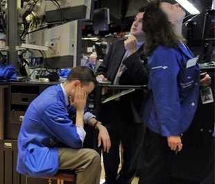 Niềm tin vào thị trường bị lung lay khi các giải pháp thị trường chưa thể làm thị trường cổ phiếu đi vào ổn định, thì việc thuyết phục giới đầu tư mua cổ phiếu là điều hết sức khó khăn - Ảnh: AP.