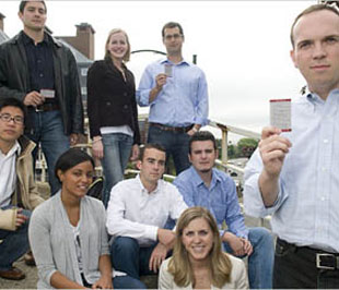 Các thạc sĩ Harvard và tấm thẻ thề sẽ giữ đạo đức trong kinh doanh - Ảnh: NYT.