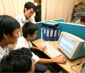 FPT, Vina Game, Vietcombank,... là một trong số nhiều công ty đã ký với Microsoft trong việc thực hiện bản quyền phần mềm chương trình máy tính.