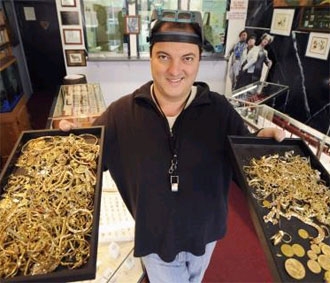 Một chủ hiệu cầm đồ "khoe" số trang sức đã mua được trong mấy tuần gần đây.