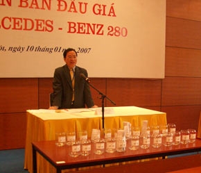 Ông Phạm Đình Cường tỏ ra hài lòng với kết quả phiên đấu giá hôm nay.