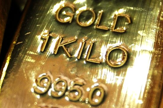 Giá vàng thế giới quy đổi theo tỷ giá USD/VND thị trường tự do, cộng thêm thuế và phí, đang tương đương với 24,90 triệu đồng/lượng, vẫn đang thấp hơn giá vàng bán ra trong nước 600.000 đồng/lượng - Ảnh: Reuters.