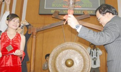 Thay đổi thói quen nông dân: Nhìn từ sàn cà phê