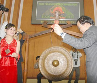 Phó thủ tướng Hoàng Trung Hải gõ chiêng ngày khai trương sàn giao dịch cà phê vào cuối năm ngoái - Ảnh: Hồng Văn.