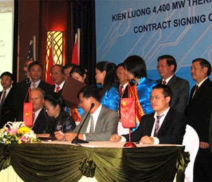 Lễ ký kết dự án cụm cảng biển và Trung tâm Nhiệt điện Kiên Lương chiều 8/4/2008 tại Hà Nội.
