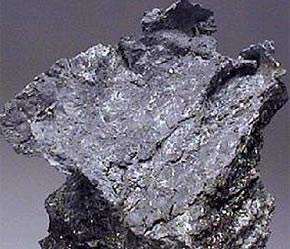Tại Trung Quốc, tiêu thụ chì cho sản xuất bình ắc quy của ngành ôtô vẫn tăng cao.